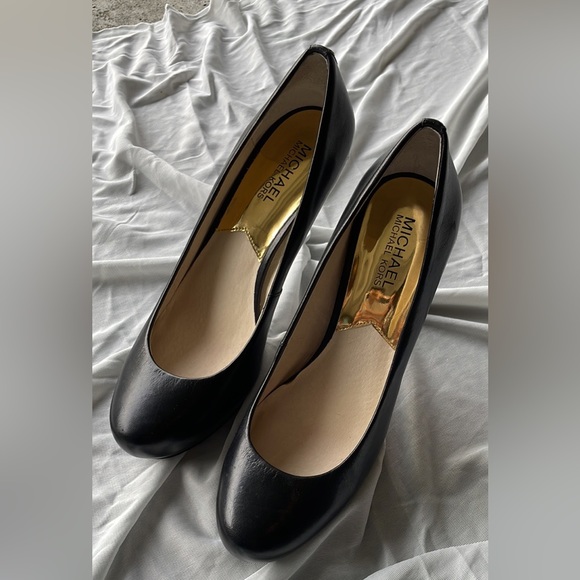 Michael Kors Black Leather Heels 7.5 - Picture 2 of 4